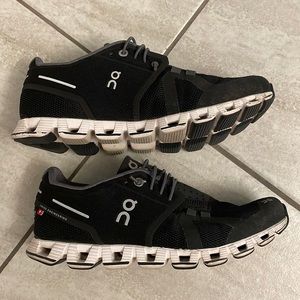 Womens size 6.5 ON Running shoes.